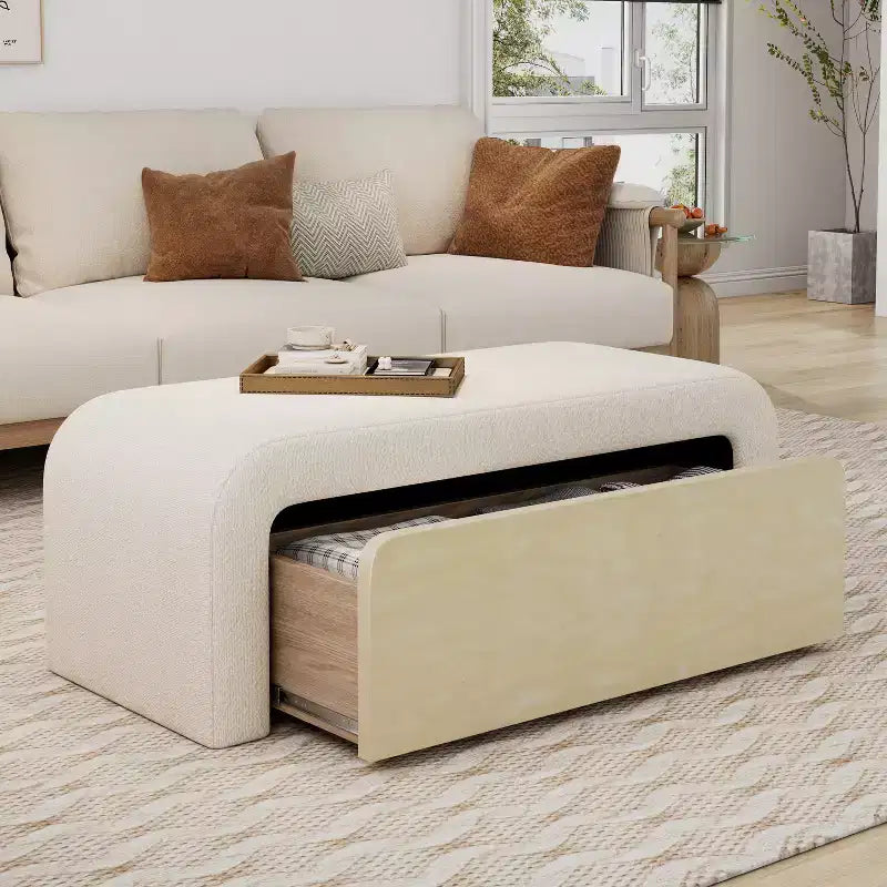 Pouf moderno Fiora imbottito in bouclé
