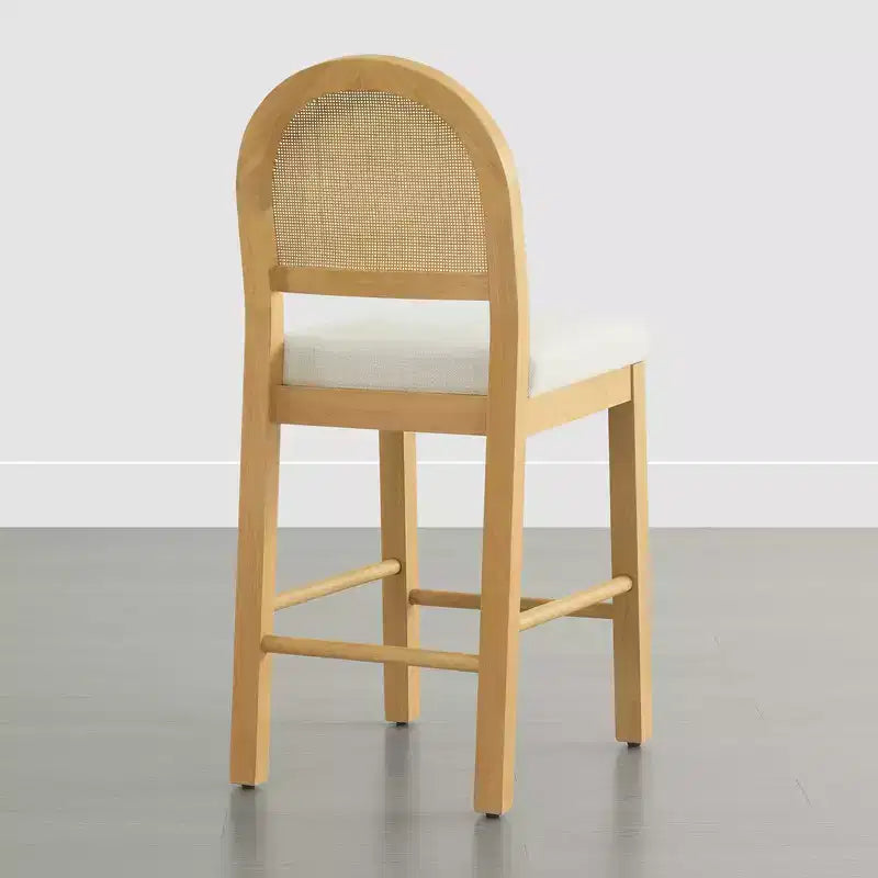 Sgabello da bancone Boho in rattan Spruce&Spring con schienale curvo in rattan e seduta imbottita