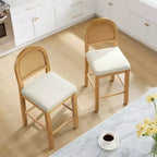 Sgabello da bancone Boho in rattan Spruce&Spring con schienale curvo in rattan e seduta imbottita