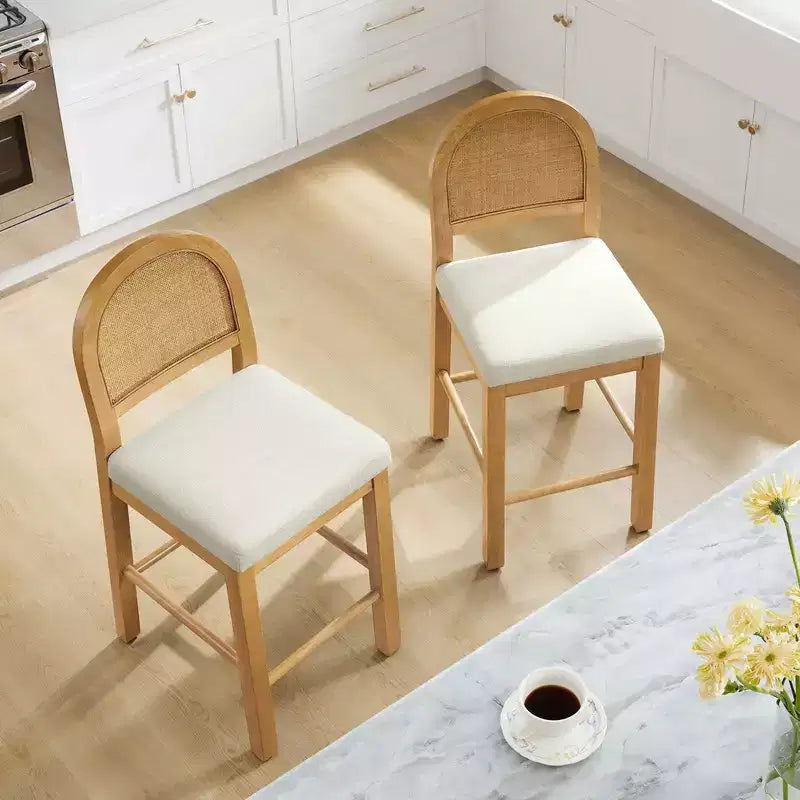 Sgabello da bancone Boho in rattan Spruce&Spring con schienale curvo in rattan e seduta imbottita