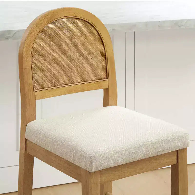 Sgabello da bancone Boho in rattan Spruce&Spring con schienale curvo in rattan e seduta imbottita