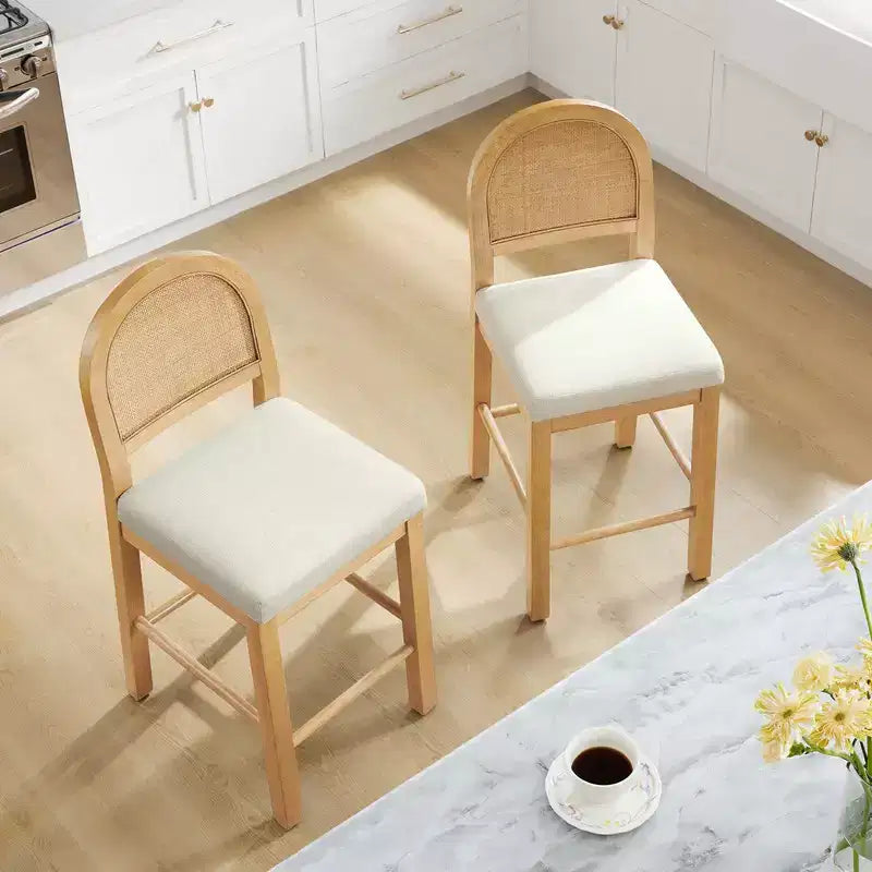 Sgabello da bancone Boho in rattan Spruce&Spring con schienale curvo in rattan e seduta imbottita