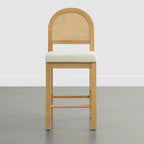 Sgabello da bancone Boho in rattan Spruce&Spring con schienale curvo in rattan e seduta imbottita