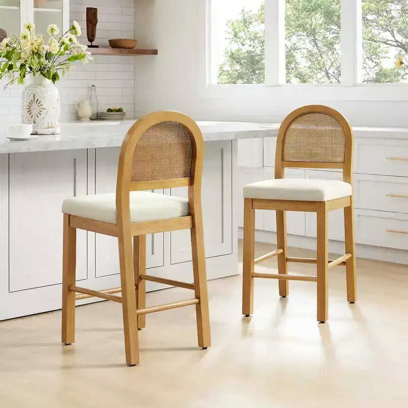 Sgabello da bancone Boho in rattan Spruce&Spring con schienale curvo in rattan e seduta imbottita