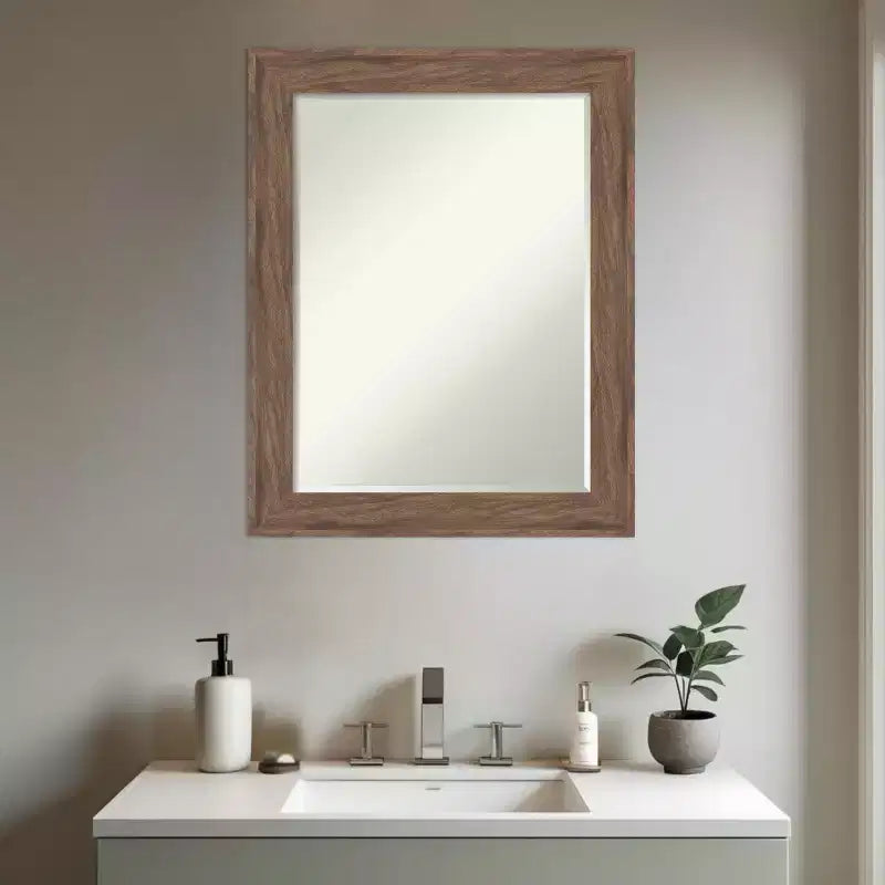 Specchio da parete per bagno Amanti Art Pia Petite Bevel marrone medio 28,75 x 22,75 pollici