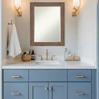 Specchio da parete per bagno Amanti Art Pia Petite Bevel marrone medio 28,75 x 22,75 pollici