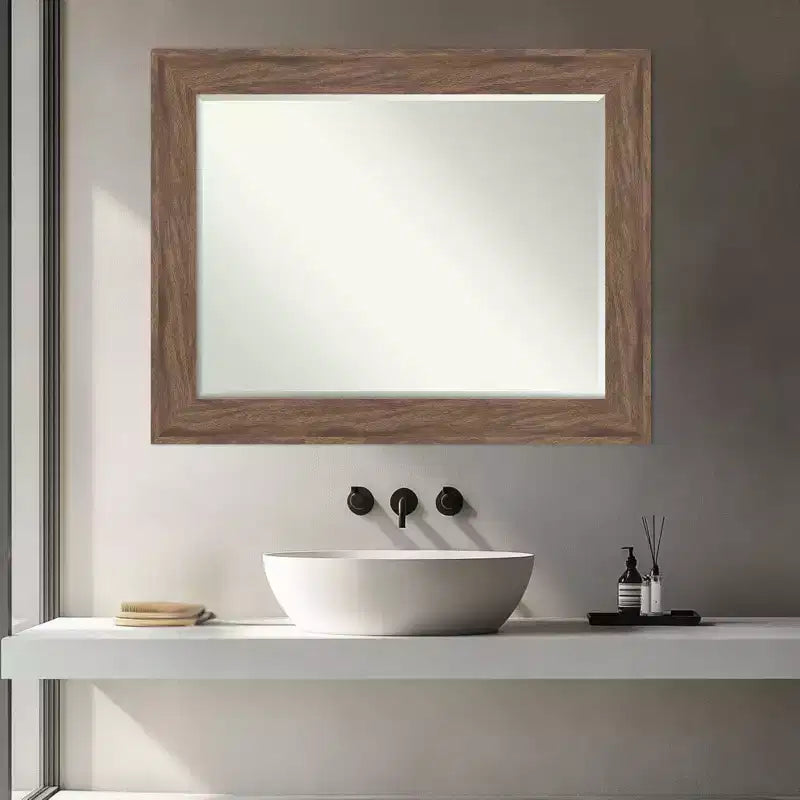 Specchio da parete per bagno Amanti Art Pia Petite Bevel marrone medio 28,75 x 22,75 pollici